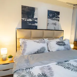 A2j Luxury 2br Bgc Near Sm Aura, Market2x Manila